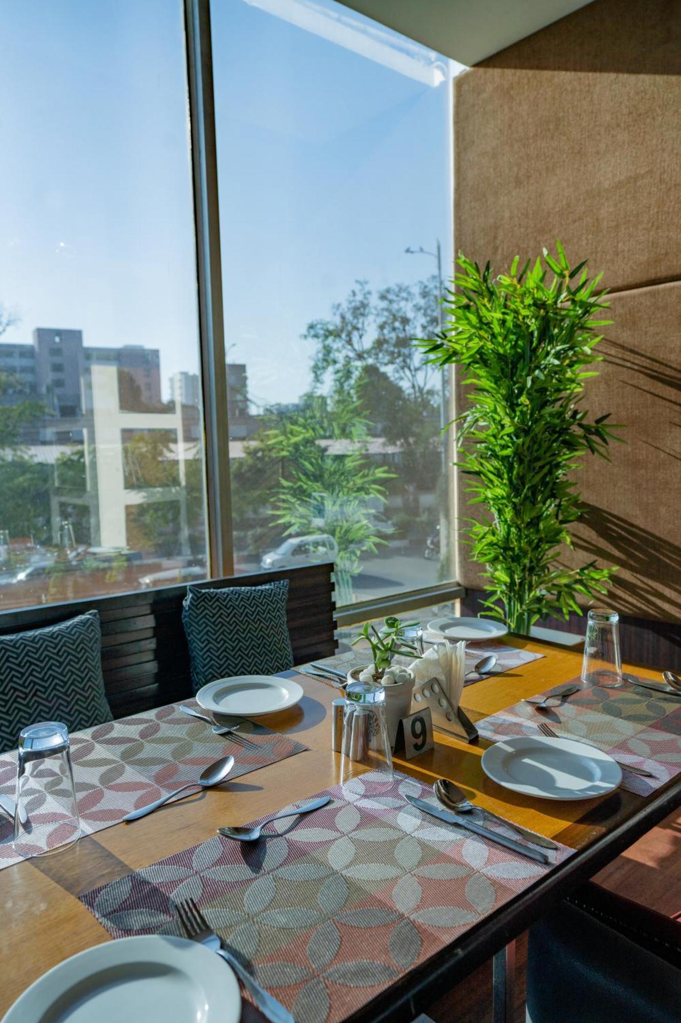 Royal Orchid Central Jaipur, Bani Park Bagian luar foto